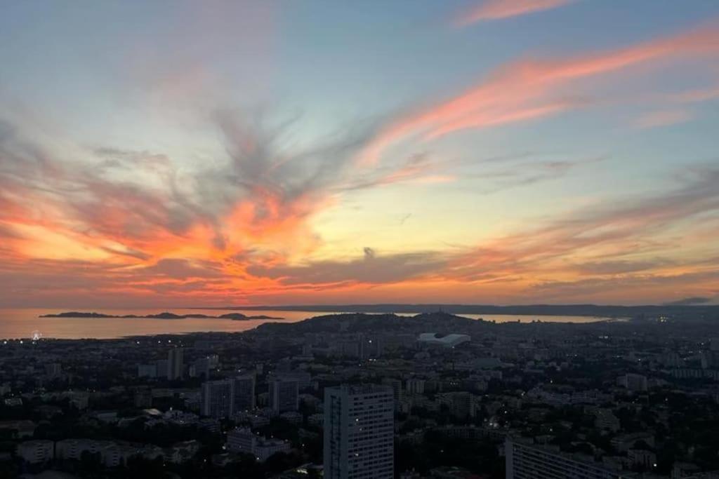 Superbe Appartement 2 Chambres Avec Vue Sur La Mer Et La Montagne Marseille Luaran gambar